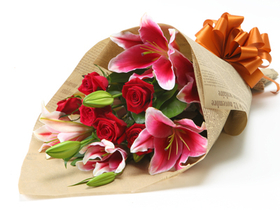 Order Flowers in Japan – Red Roses & Lilies